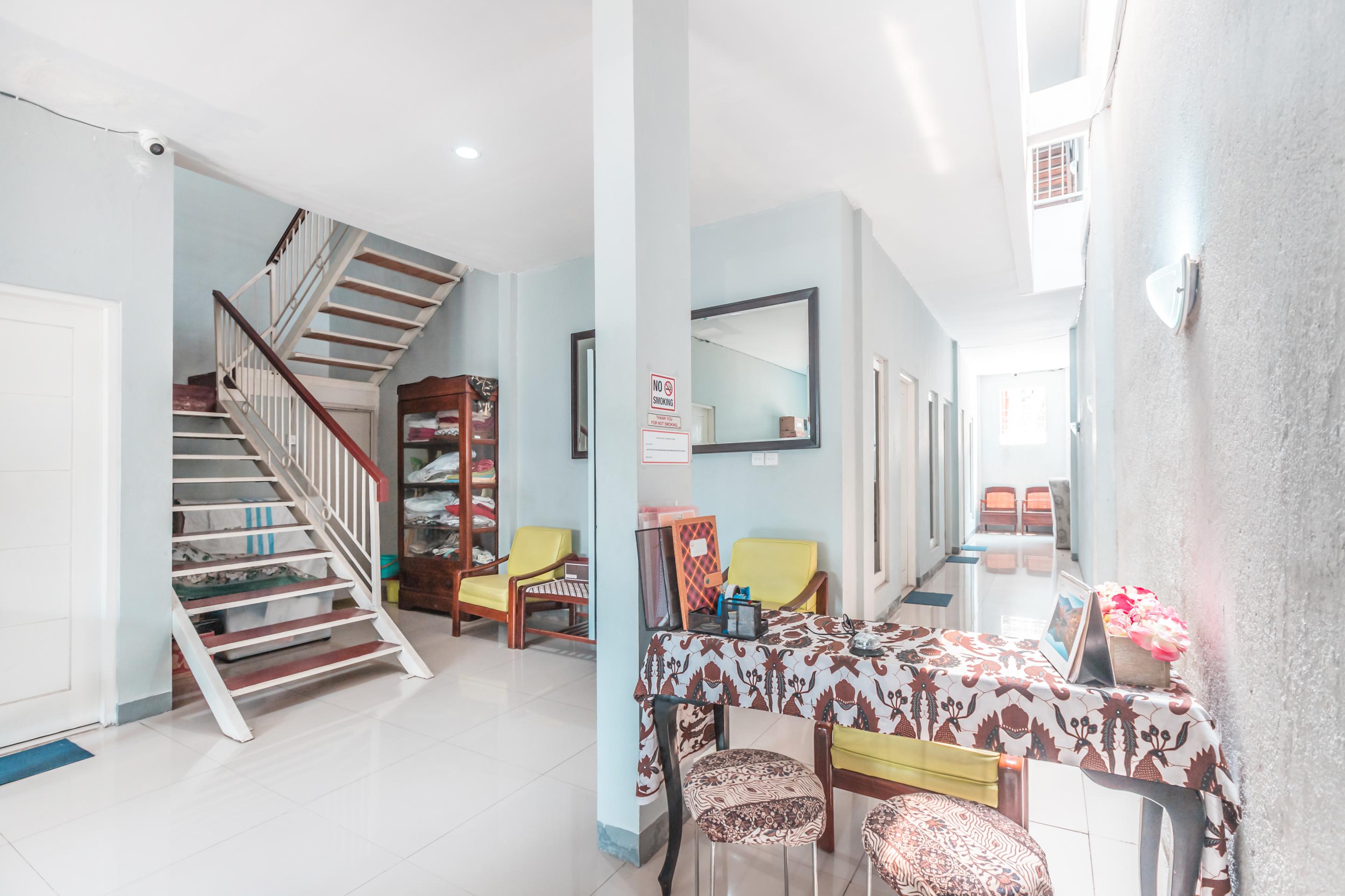 Oyo 1555 Unik Guesthouse Syariah Cakarta Dış mekan fotoğraf