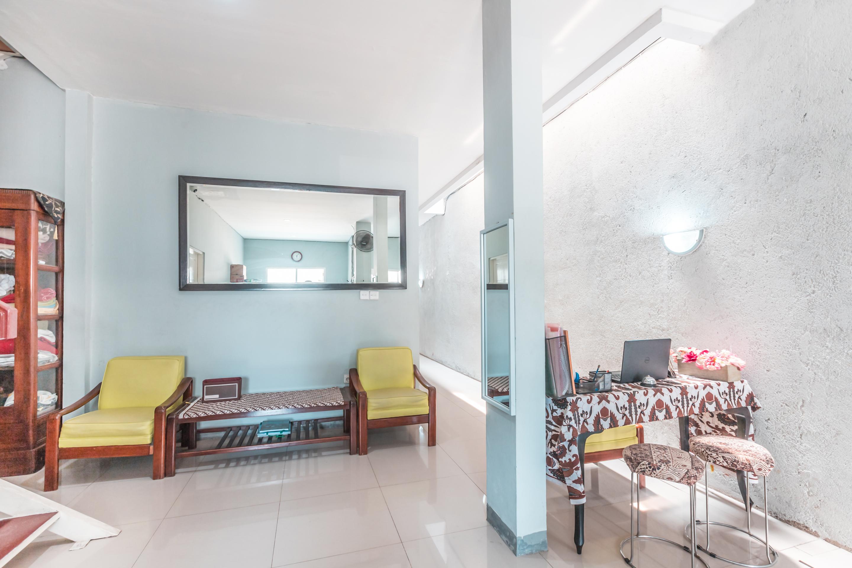 Oyo 1555 Unik Guesthouse Syariah Cakarta Dış mekan fotoğraf