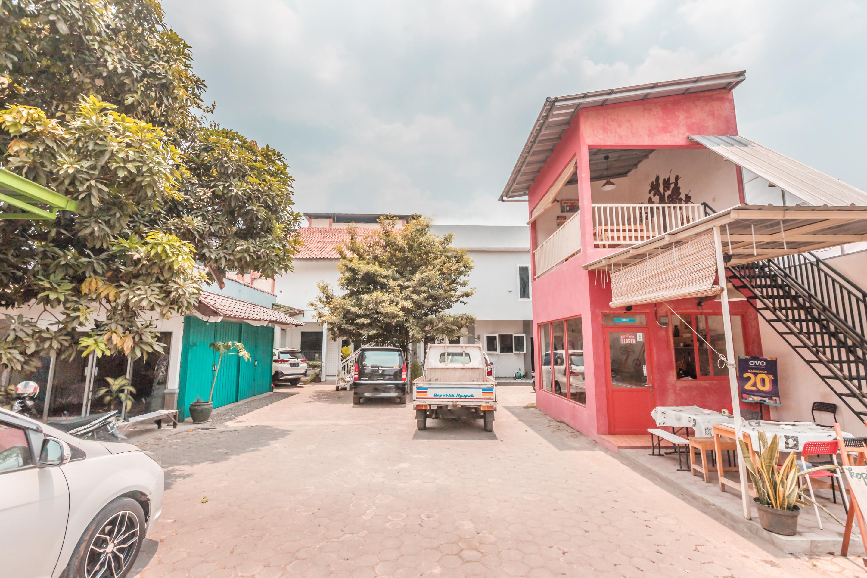 Oyo 1555 Unik Guesthouse Syariah Cakarta Dış mekan fotoğraf