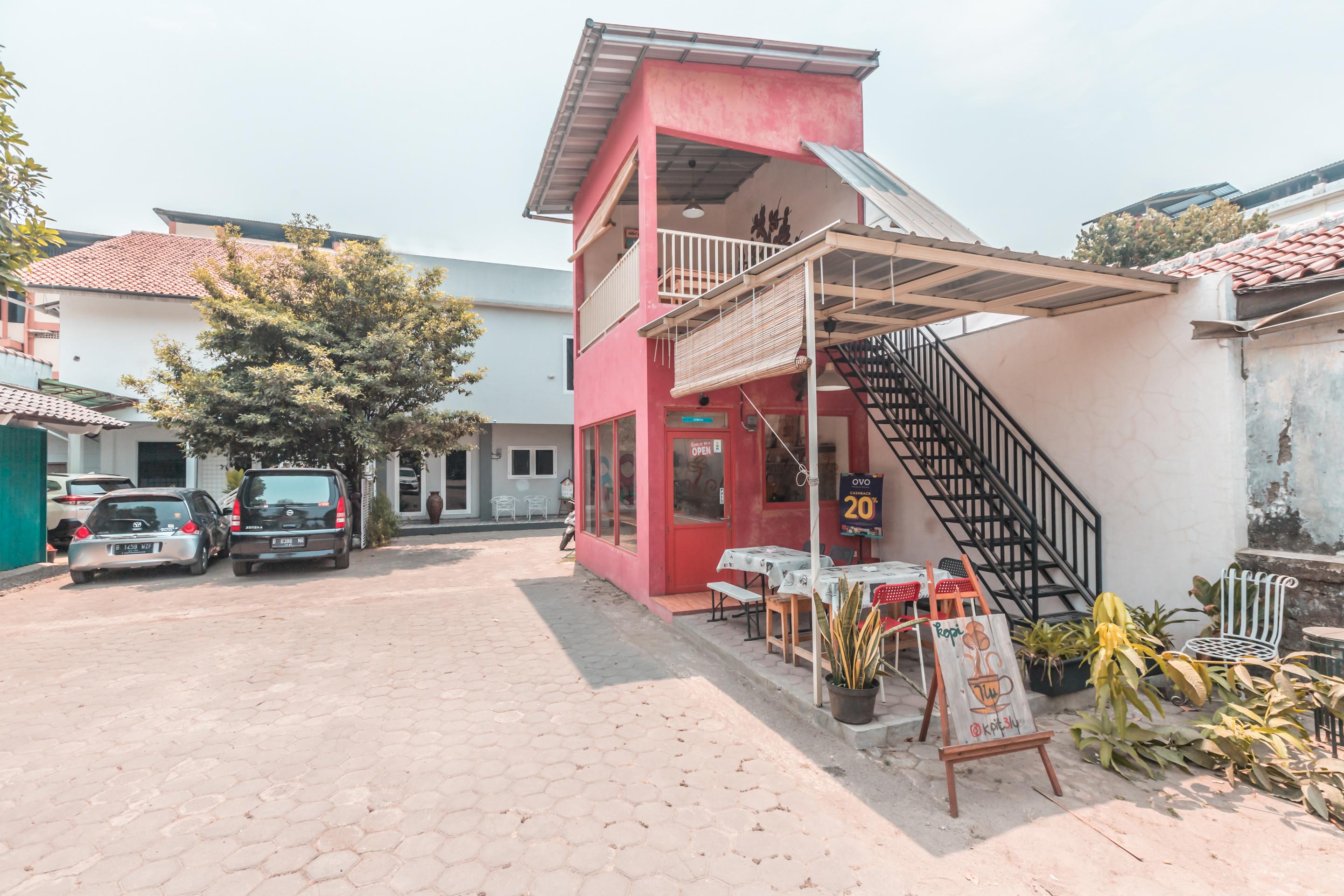 Oyo 1555 Unik Guesthouse Syariah Cakarta Dış mekan fotoğraf